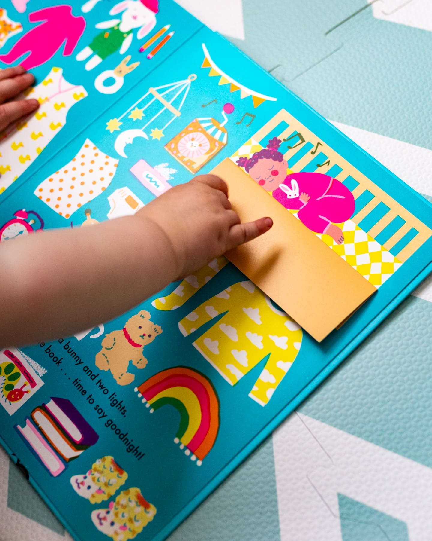 Carte senzoriala pentru bebelusi - Look, Baby, Look! At Home, Nosy Crow, + 0 luni