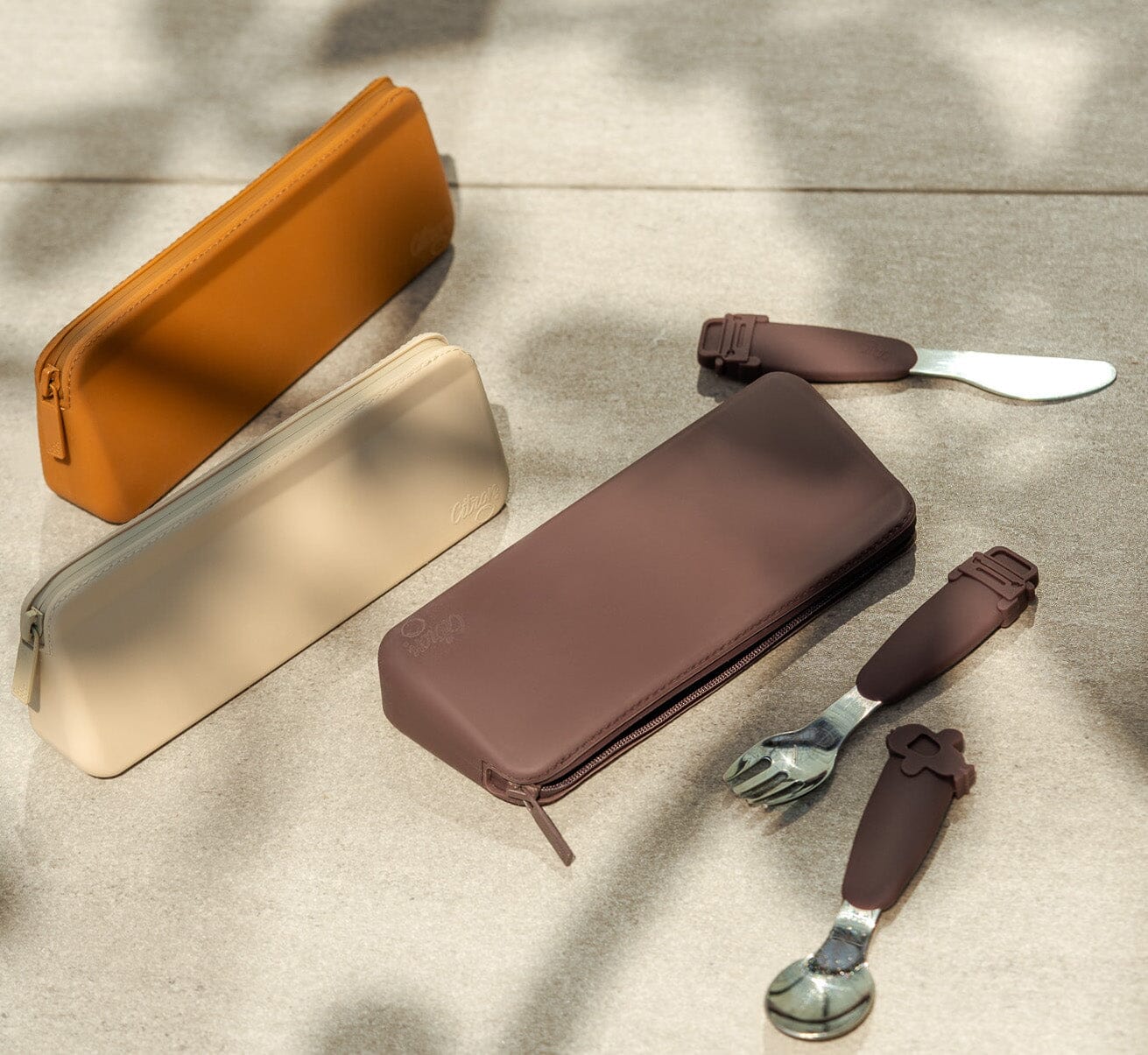 Set tacamuri din otel cu geanta portabila din silicon, caramel, model Tigru