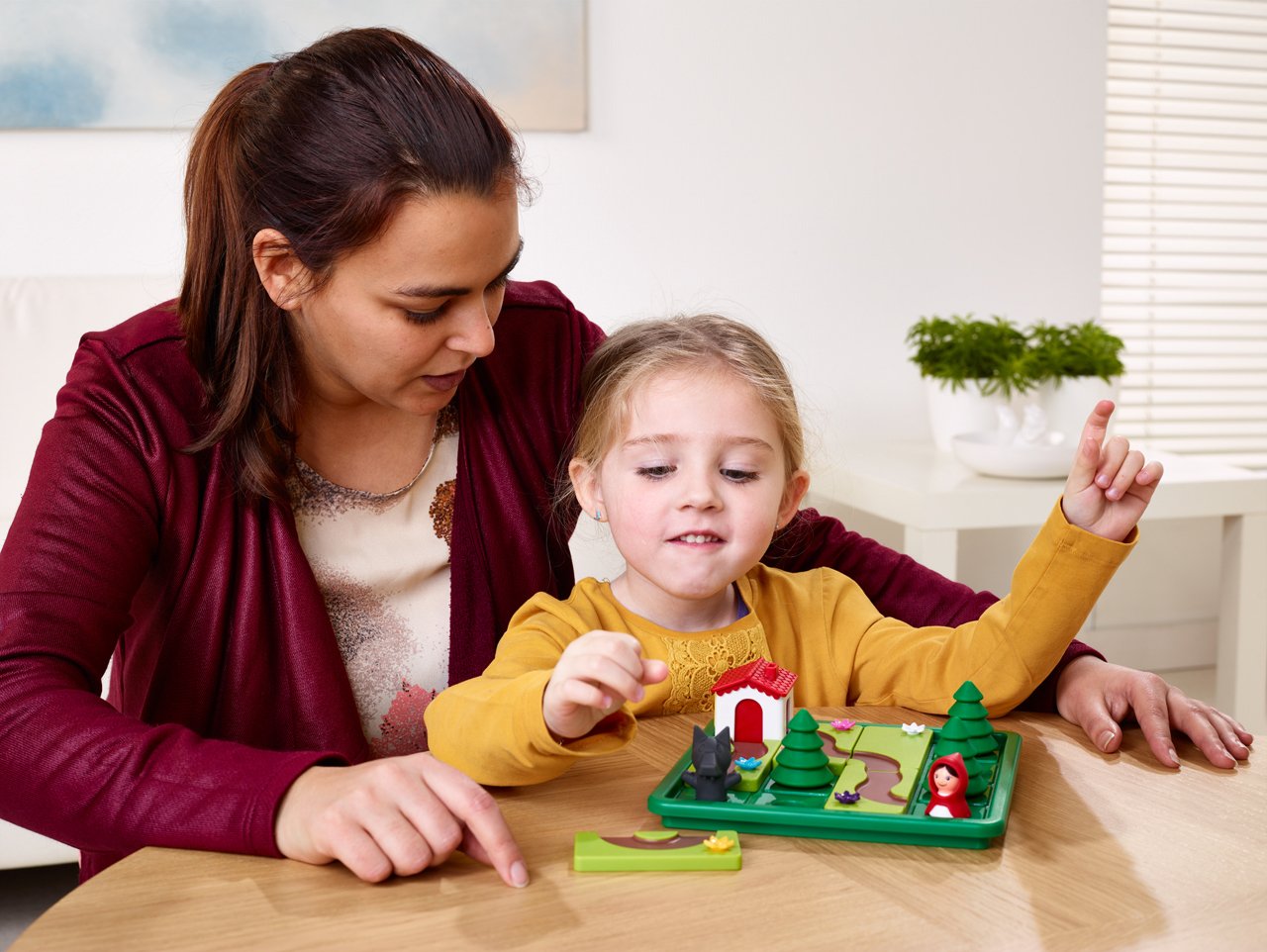 Smart Games - Little Red Riding Hood - Deluxe, joc de logica cu 48 de provocari, 4+ ani