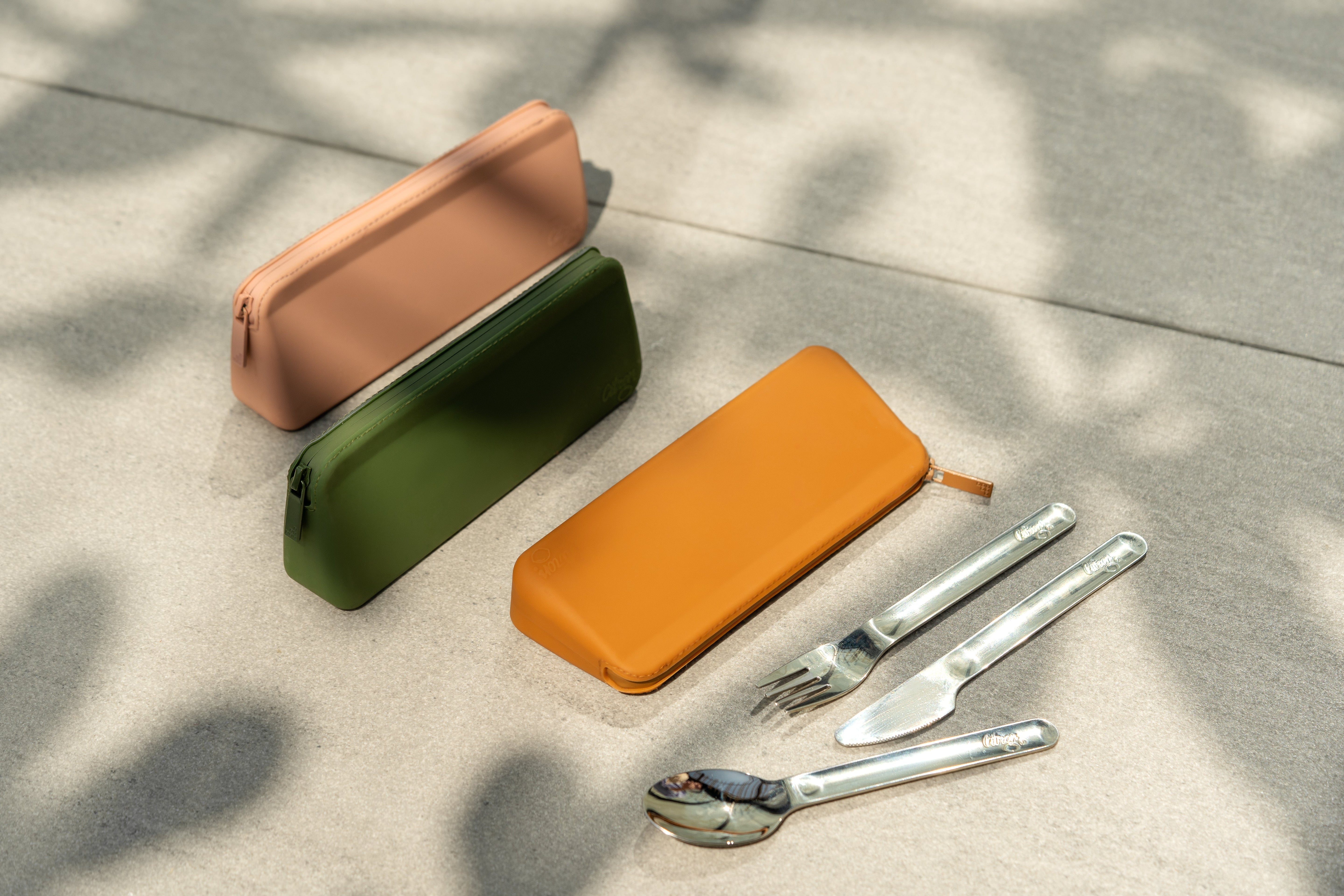 Set Tacâmuri din Inox cu Husă din Silicon cu Fermoar - Verde